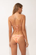 Carregar imagem no visualizador da galeria, Model Back: Rio De Sol Set Set Ditsy-Butter Lia Lacinho
