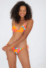Carregar imagem no visualizador da galeria, Model Front: Rio De Sol Calcinha Bottom Orange-Bloom Ibiza

