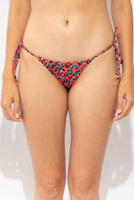 Carregar imagem no visualizador da galeria, Gallery: Rio De Sol Calcinha Bottom Coral-Feline Cheeky-Tie
