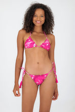 Carregar imagem no visualizador da galeria, Model Front: Rio De Sol Calcinha Bottom Pink-Palms Frufru
