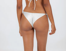 Carregar imagem no visualizador da galeria, Image 06: Rio De Sol Calcinha Bottom Shimmer-White Cheeky-Rope
