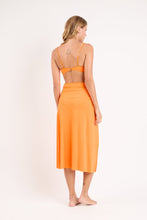 Carregar imagem no visualizador da galeria, Model Back: Rio De Sol Saia Bio-Laranjada Long Skirt Knot

