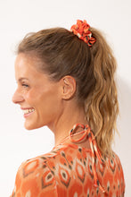 Carregar imagem no visualizador da galeria, Model Front: Rio De Sol Xuxinha (Acessório De Cabelo) Maracai Scrunchie
