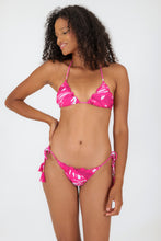 Carregar imagem no visualizador da galeria, Model Front: Rio De Sol Calcinha Bottom Pink-Palms Frufru-Fio
