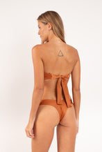 Carregar imagem no visualizador da galeria, Model Back: Rio De Sol Set Set Shimmer-Nocciola Mavi Nara
