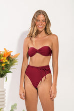 Carregar imagem no visualizador da galeria, Model Front: Rio De Sol Calcinha Bottom Shimmer-Divino Belted-High-Waist
