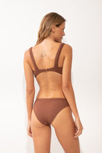 Carregar imagem no visualizador da galeria, Model Back: Rio De Sol Calcinha Bottom Sand-Cappuccino Essential-Comfy
