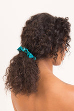Carregar imagem no visualizador da galeria, Model Front: Rio De Sol Xuxinha (Acessório De Cabelo) Rain Scrunchie
