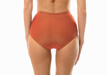 Carregar imagem no visualizador da galeria, Model Back: Rio De Sol Calcinha Calcinha Radiante Canela Hot Pant

