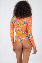 Carregar imagem no visualizador da galeria, Model Back: Rio De Sol Soutien Top Orange-Bloom Rash-Guard
