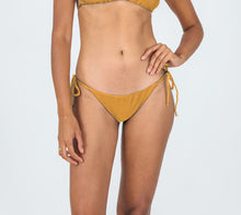 Carregar imagem no visualizador da galeria, Model Front: Rio De Sol Calcinha Bottom Damasco Ibiza-Comfy
