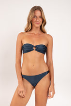 Carregar imagem no visualizador da galeria, Model Front: Rio De Sol Calcinha Bottom Shimmer-Shark Leblon
