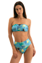 Carregar imagem no visualizador da galeria, Model Front: Rio De Sol Soutien Top Flower Geometric Reto
