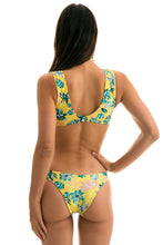Carregar imagem no visualizador da galeria, Model Back: Rio De Sol Soutien Top Florescer Highleg
