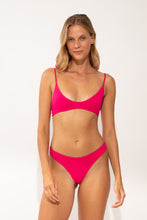 Carregar imagem no visualizador da galeria, Model Front: Wednesday In Hawaii By Rio De Sol Set Set Guava Hana Sunset
