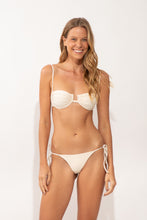 Carregar imagem no visualizador da galeria, Model Front: Rio De Sol Calcinha Bottom Malibu-Natural Cheeky-Tie
