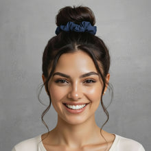 Carregar imagem no visualizador da galeria, Model Front: Rio De Sol Xuxinha (Acessório De Cabelo) Navy Scrunchie

