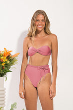 Carregar imagem no visualizador da galeria, Model Front: Rio De Sol Calcinha Bottom Shimmer-Confetti Belted-High-Waist
