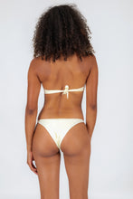 Carregar imagem no visualizador da galeria, Model Back: Rio De Sol Soutien Top Off-White Twist
