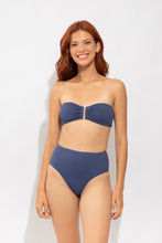 Carregar imagem no visualizador da galeria, Model Front: Rio De Sol Calcinha Bottom Carmel-Blue Hotpants
