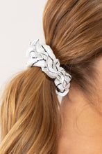 Carregar imagem no visualizador da galeria, Image 03: Rio De Sol Xuxinha (Acessório De Cabelo) Linea-White Scrunchie
