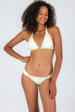 Carregar imagem no visualizador da galeria, Model Front: Rio De Sol Calcinha Bottom Off-White Mel
