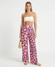 Carregar imagem no visualizador da galeria, Model Front: Rio De Sol Calça De Praia Amore-Pink Wide Pants
