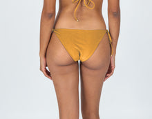 Carregar imagem no visualizador da galeria, Model Back: Rio De Sol Calcinha Bottom Damasco Ibiza-Comfy
