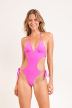 Carregar imagem no visualizador da galeria, Model Front: Rio De Sol Maiô Vita-Pink Trikini-Comfy
