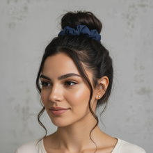 Carregar imagem no visualizador da galeria, Image 03: Rio De Sol Xuxinha (Acessório De Cabelo) Navy Scrunchie
