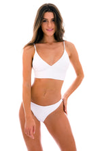 Carregar imagem no visualizador da galeria, Model Front: Rio De Sol Set Set Cotele-Branco Tri-Tank Comfy
