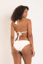 Carregar imagem no visualizador da galeria, Model Back: Rio De Sol Calcinha Bottom Off-White Mel-Comfy
