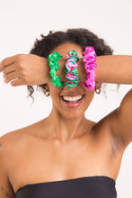 Carregar imagem no visualizador da galeria, Image 05: Rio De Sol Xuxinha (Acessório De Cabelo) Dots-Energy Scrunchie
