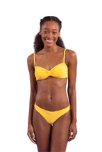 Carregar imagem no visualizador da galeria, Model Front: Rio De Sol Soutien Top Malibu-Yellow Bandeau-Duo
