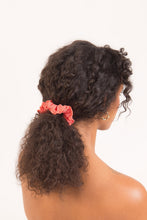 Carregar imagem no visualizador da galeria, Model Front: Rio De Sol Xuxinha (Acessório De Cabelo) Malibu-Nina Scrunchie
