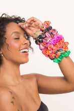 Carregar imagem no visualizador da galeria, Image 06: Rio De Sol Xuxinha (Acessório De Cabelo) Dots-Energy Scrunchie
