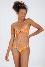 Carregar imagem no visualizador da galeria, Model Front: Rio De Sol Calcinha Bottom Orange-Bloom Nice

