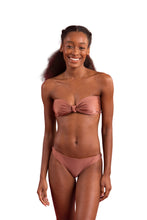 Carregar imagem no visualizador da galeria, Model Front: Rio De Sol Calcinha Bottom Shimmer-Copper Essential
