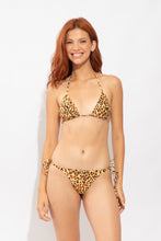 Carregar imagem no visualizador da galeria, Model Front: Rio De Sol Calcinha Bottom Yellow-Feline Cheeky-Micro
