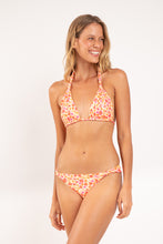 Carregar imagem no visualizador da galeria, Model Front: Rio De Sol Calcinha Bottom Ditsy-Butter Mel
