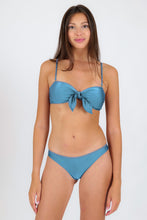 Carregar imagem no visualizador da galeria, Model Front: Rio De Sol Set Set Shimmer-Baltic-Sea Bandeau-Knot Nice-Fio
