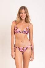 Carregar imagem no visualizador da galeria, Model Front: Rio De Sol Set Set Amore-Pink Tri-Fixo Ibiza-Comfy

