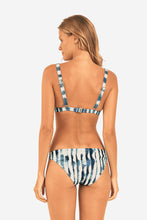 Carregar imagem no visualizador da galeria, Model Back: Rio De Sol Calcinha Bottom Azule Essential-Comfy
