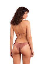 Carregar imagem no visualizador da galeria, Model Back: Rio De Sol Calcinha Bottom Shimmer-Copper Frufru
