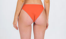 Carregar imagem no visualizador da galeria, Model Back: Rio De Sol Calcinha Bottom Light-Peach Essential-Comfy
