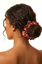 Carregar imagem no visualizador da galeria, Model Front: Rio De Sol Xuxinha (Acessório De Cabelo) Floral-Scales Scrunchie
