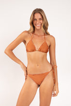 Carregar imagem no visualizador da galeria, Model Front: Rio De Sol Soutien Top Shimmer-Nocciola Frufru
