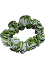 Carregar imagem no visualizador da galeria, Product Front: Rio De Sol Xuxinha (Acessório De Cabelo) Palms Scrunchie
