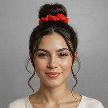 Carregar imagem no visualizador da galeria, Model Front: Rio De Sol Xuxinha (Acessório De Cabelo) Rouge Scrunchie
