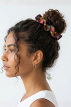 Carregar imagem no visualizador da galeria, Model Front: Rio De Sol Xuxinha (Acessório De Cabelo) Fiore Scrunchie
